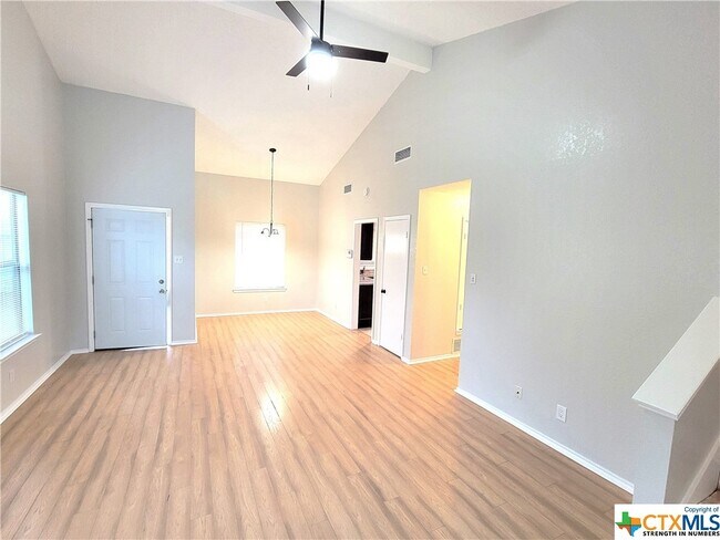 Building Photo - 3901 Pickwick Ln