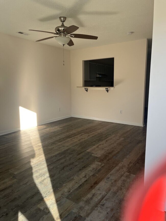 Foto del edificio - 200 Pinegrove Ct