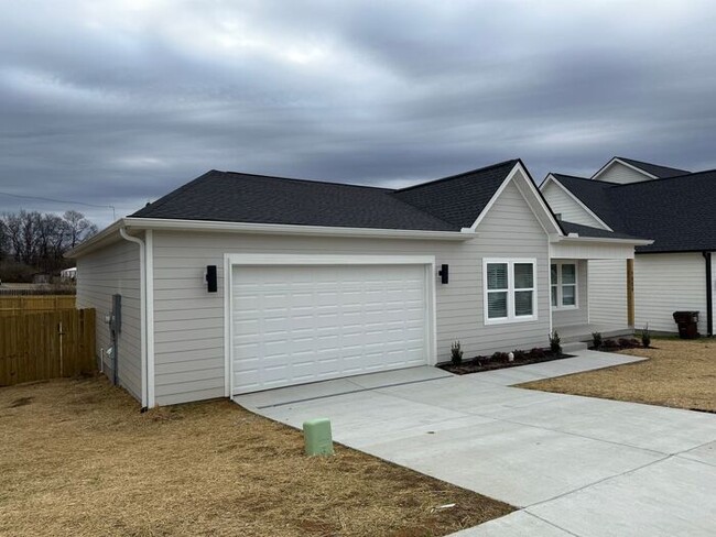 Foto del edificio - Lovely New Home in Old Hickory - Fenced in...