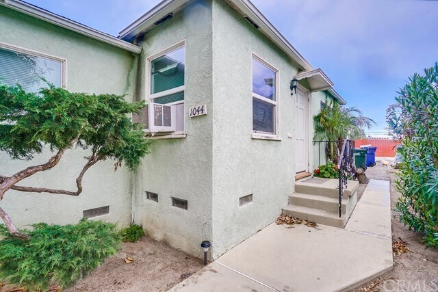 Building Photo - 1044 W 7th St