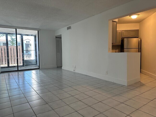 Foto del edificio - 215 Lake Pointe Dr