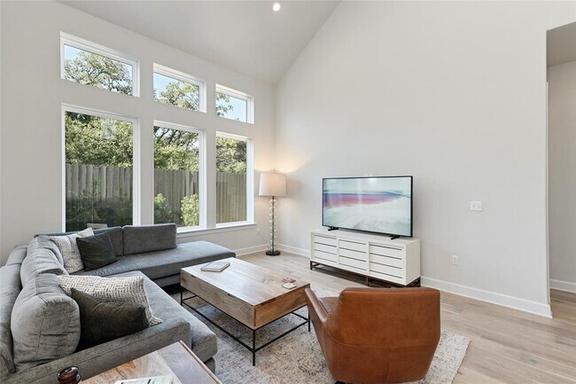 Foto del edificio - 5820 Harper Park Dr