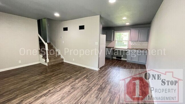 Foto del edificio - Stunning 3 bedroom, 2 bathroom duplex is L...