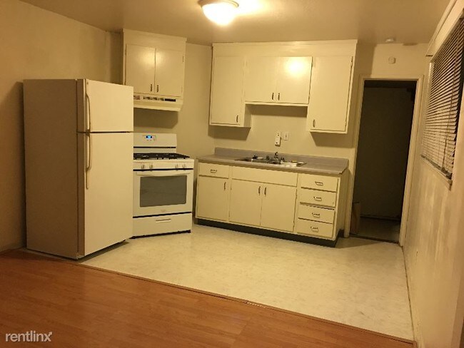 Building Photo - 956 Apgar St