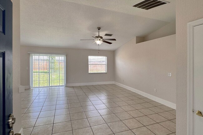 Foto del edificio - 332 Cloverdale Rd
