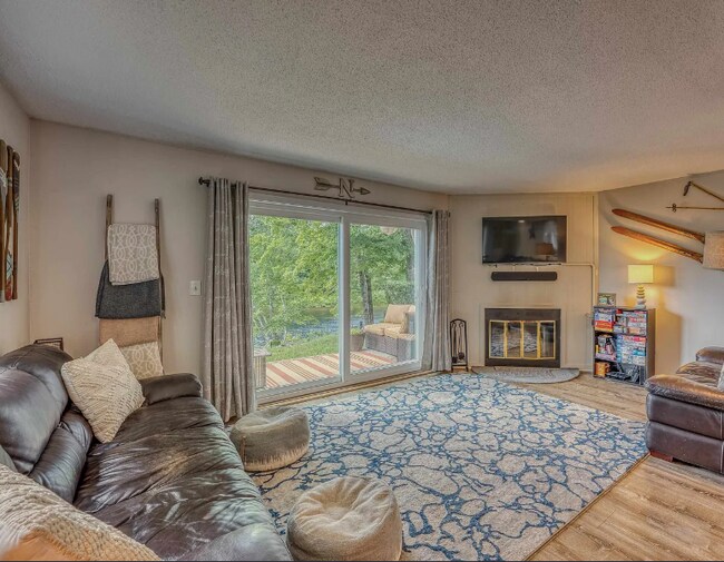 Foto del edificio - 55 Mountain River Ave