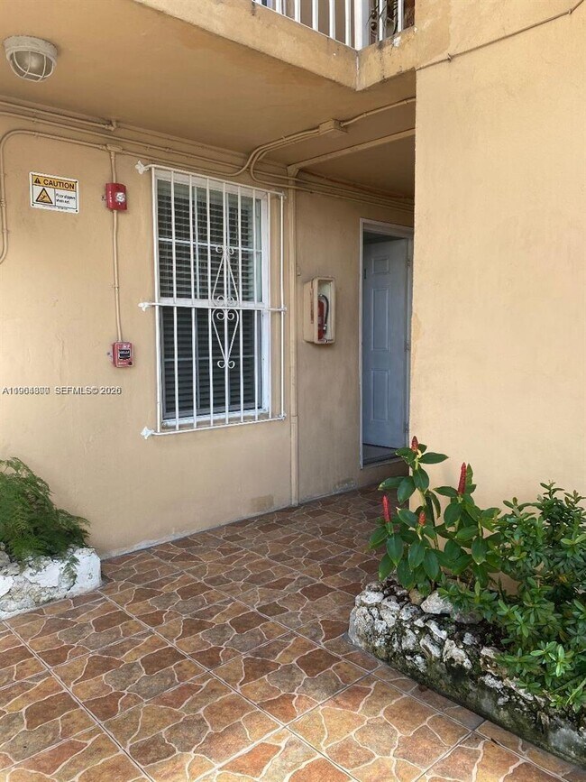 Building Photo - 11 SW 32nd Ave