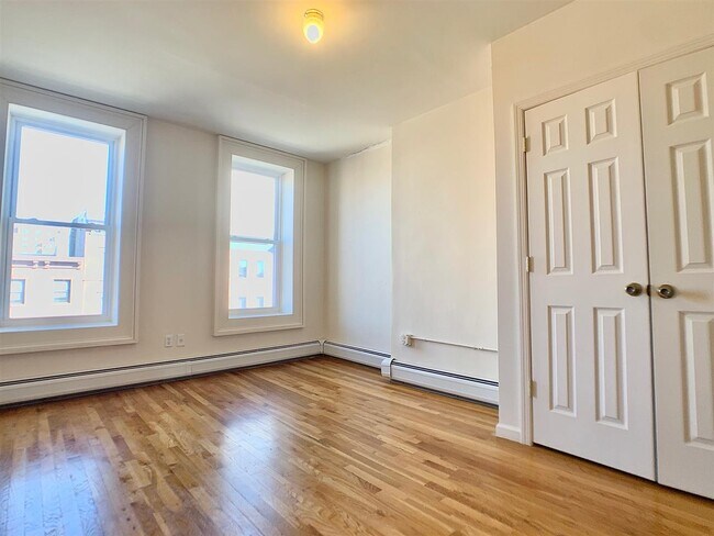 Building Photo - 320 Washington St