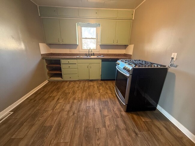 Building Photo - 4 Bedroom 1 Bath house with a HUGE Yard & Shop!!