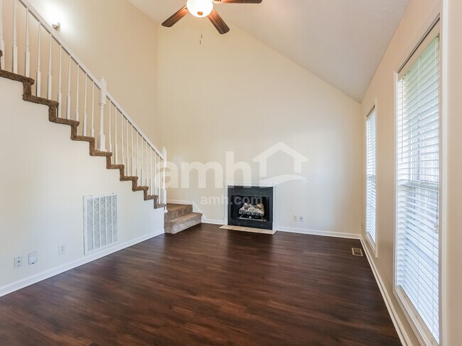 Foto del edificio - 1756 Hazelwood Rd