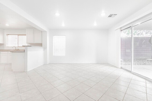 Foto del edificio - Huge 4 bedroom, 2.5 bath house in Summerlin!