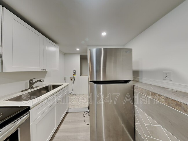 Building Photo - 2875 3rd Ave SW