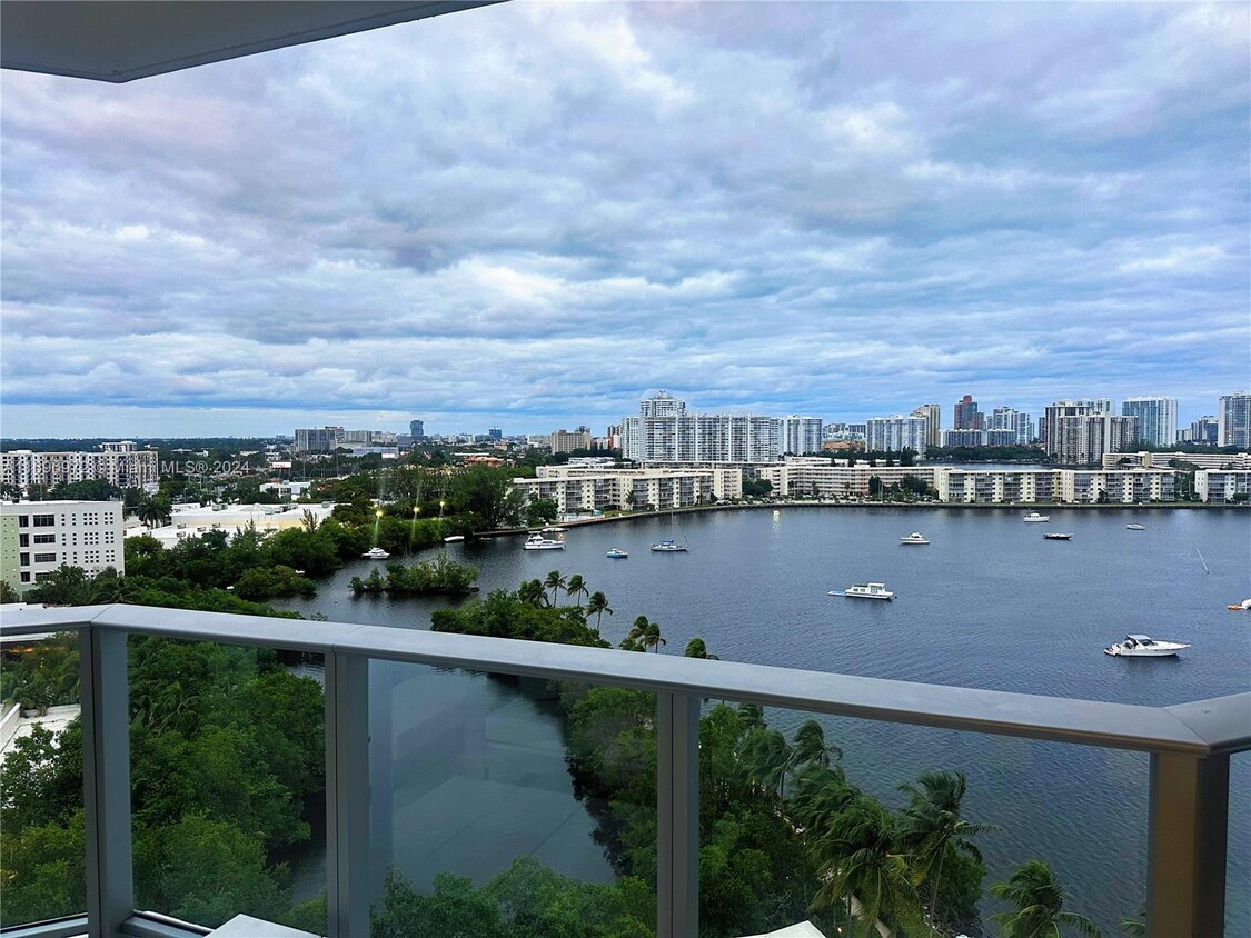 Foto principal - 17301 Biscayne Blvd