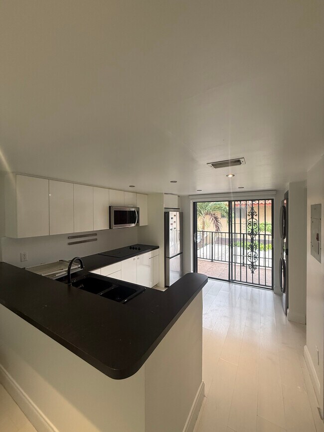 Foto del edificio - 2582 W 56th St