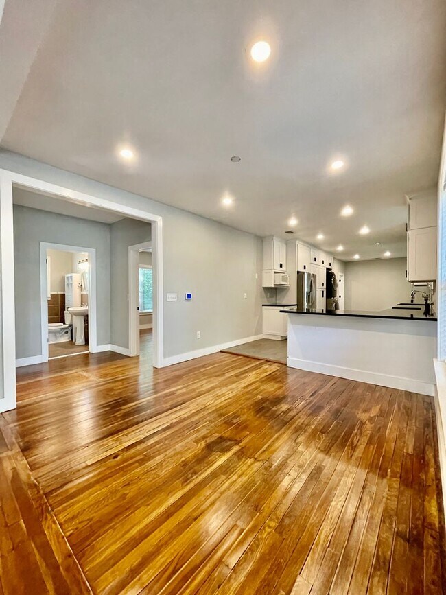 Foto del edificio - Historic Landmark Meets Modern Farmhouse Charm in San Marcos