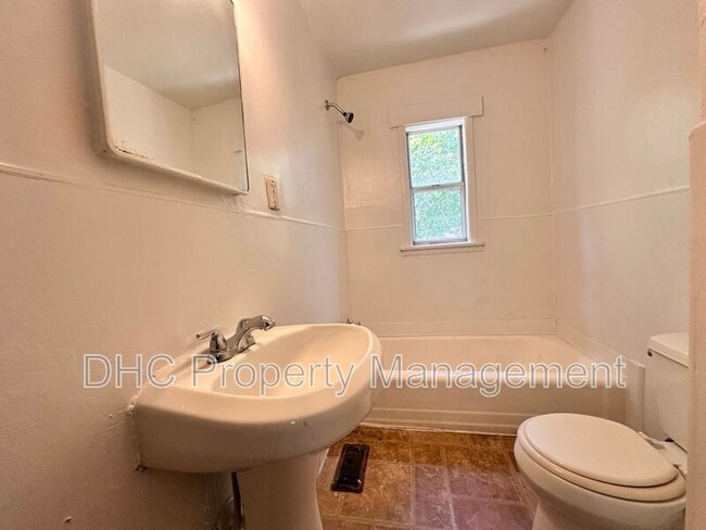 Foto del edificio - 2125 Larchwood Rd SW