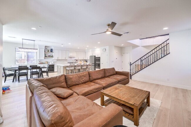 Foto del edificio - Elegant 5-Bedroom Henderson Home in the Heart of Green Valley