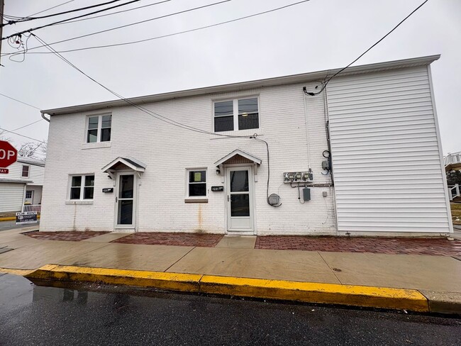 Building Photo - 202 S Lawrence St