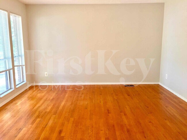Foto del edificio - 2275 Glenoro Dr