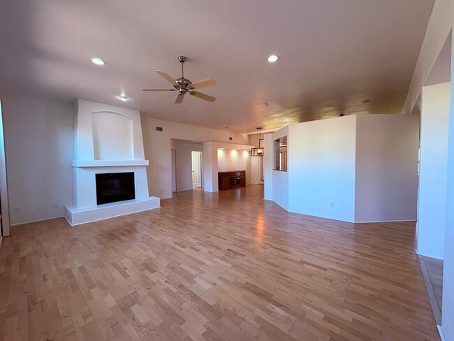 Building Photo - HOUSE-VILLAGE OF OAK CREEK