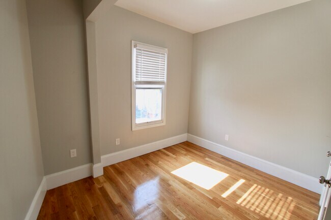 Building Photo - 464 Saratoga St