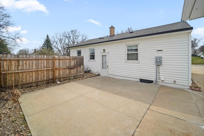 Building Photo - 2312 Valley High Dr