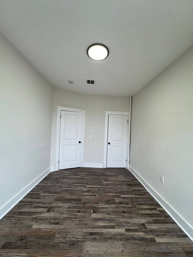 Building Photo - 161 Maple Ave