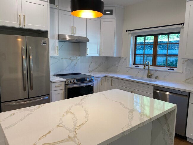 Building Photo - 1077 E Howard St