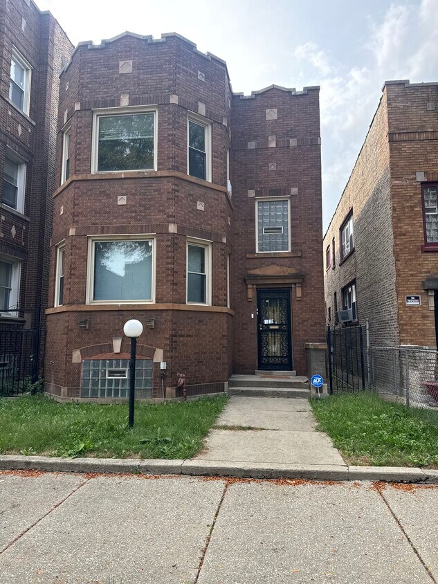 Foto principal - 8222 S Marshfield Ave