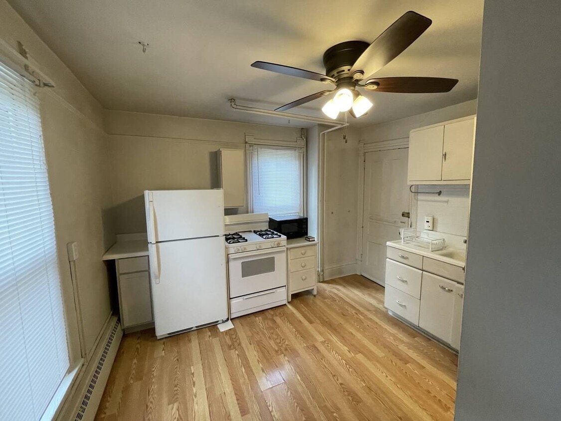 Primary Photo - 1034 E Johnson St