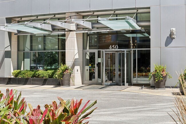 Foto del edificio - 450 E Waterside Dr