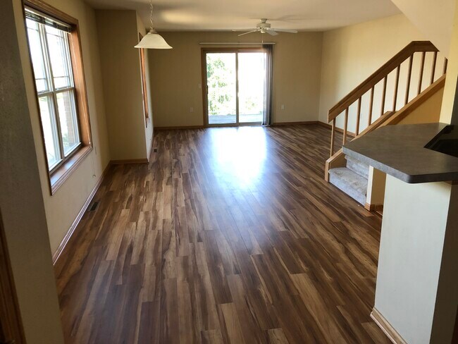 Foto del edificio - 8116 Mansion Hill Ave