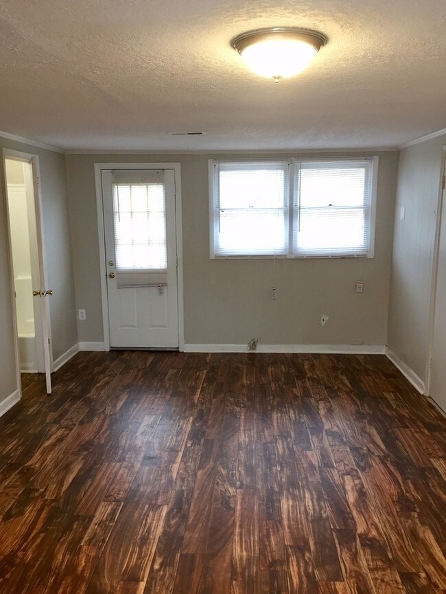 Building Photo - Spacious studio near downtown Easley.