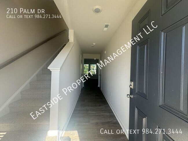 Building Photo - 210 Palm Dr