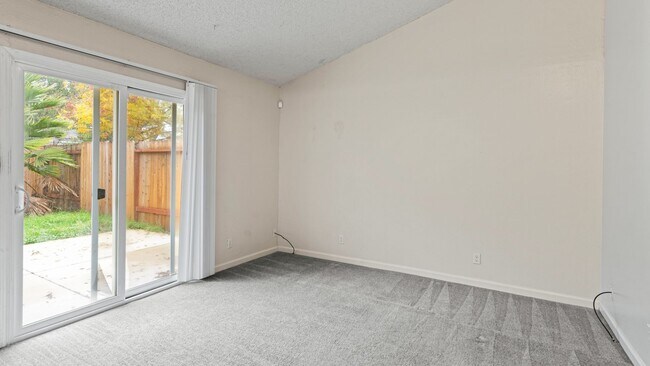 Foto del edificio - 2 STORY DUPLEX LOCATED IN FAIRFIELD