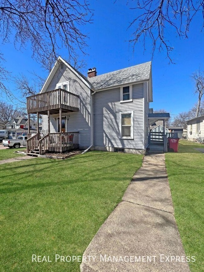 Building Photo - 425-427 S Prairie Ave