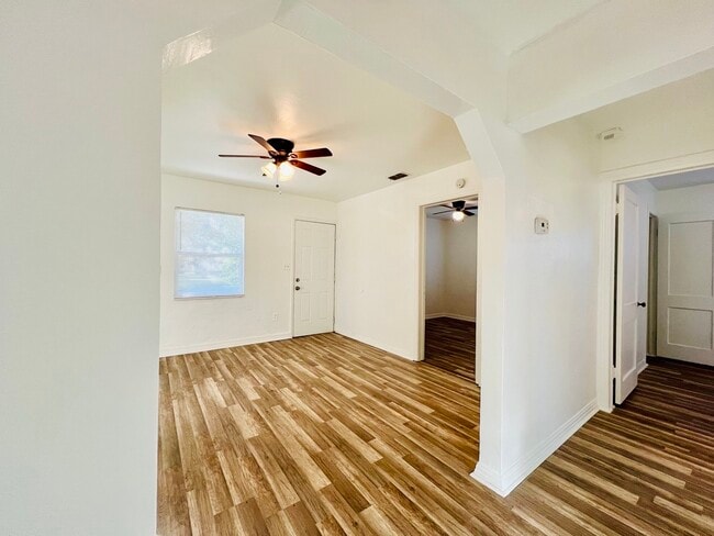 Foto del edificio - 1115 N Davis Ave