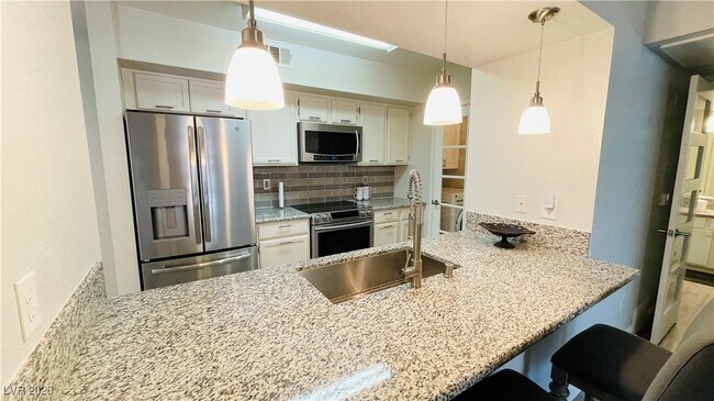 Foto del edificio - 6650 W Warm Springs Rd