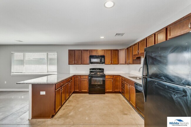 Building Photo - 3 bedroom 2 bath duplex