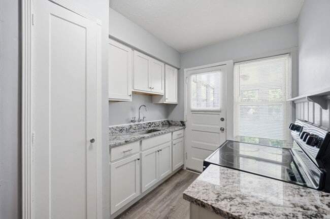 Photo - 253 E 250th St (Euclid, OH) Townhome