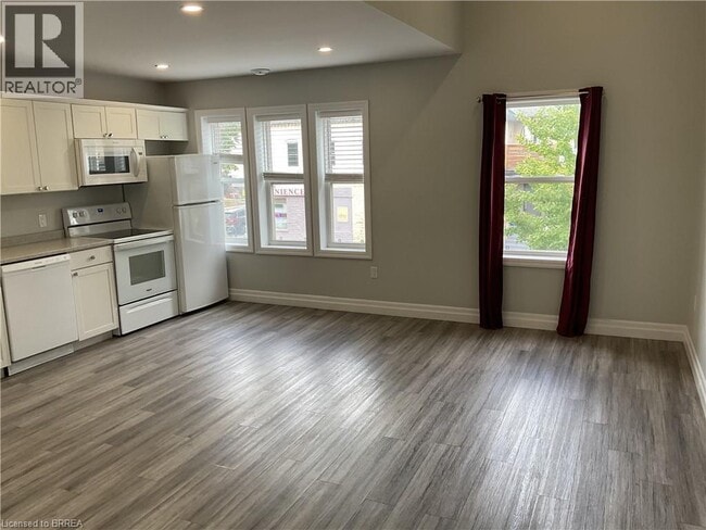 Building Photo - 98 Lorne Crescent