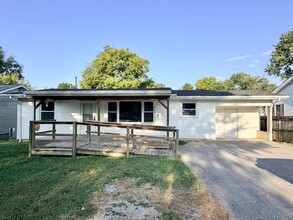 Building Photo - 105 S Iris Dr