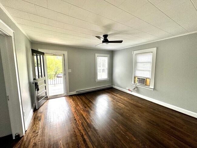 Building Photo - Renovated Bungalow in central High Point L...