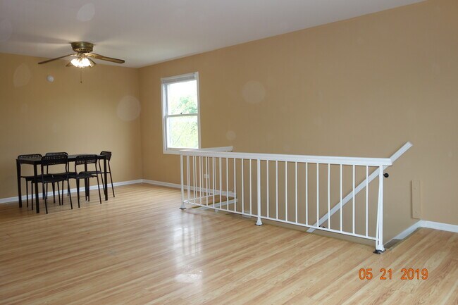 Foto del edificio - 300 Meadow Ct