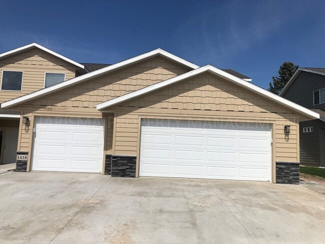 Building Photo - 2 BEDROOM TOWNHOME; PET FRIENDLY! INDIVIDUAL ENTRANCE; PRIVATE DECK