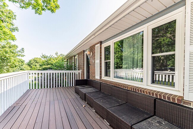 Foto del edificio - Bar Room Leading to a Relaxing Patio