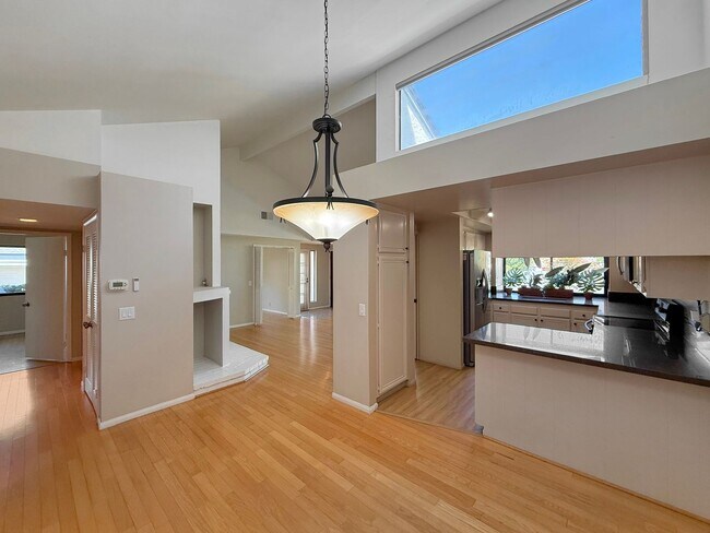 Foto del edificio - SD: Bright 2BD/2BA Condo in Vista with Community Pool, Private Patio & In-Unit Laundry