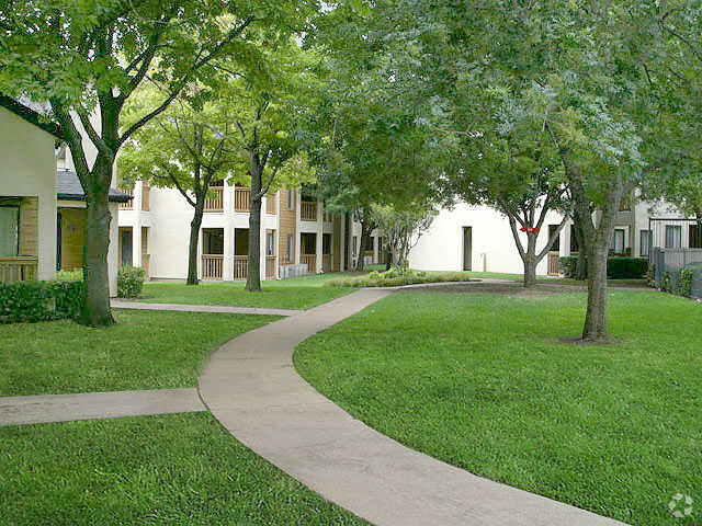 Courtyard - Wind Rush Apartments