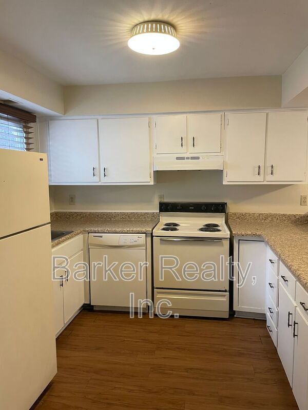 Foto del edificio - 7042-A Longstreet Drive