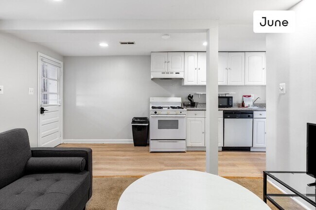 Foto del edificio - ROOM ONLY in 2-bed/1.0-bath Home